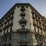 L�edificio, di colore bianco e grigio, occupa un intero isolato compreso tra il lungomare, piazza Armando Diaz, via Abbrescia e largo Adua